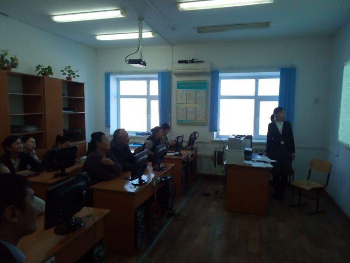 Мектеп директорының оқу ісі жөніндегі орынбасары Ж.Шаханова "Мұғалім мәртебесі" туралы заңын мұғалімдер арасында түсіндірме жұмыстарын жүргізді