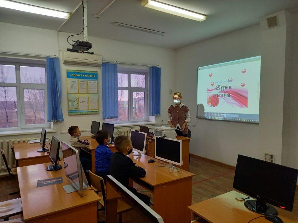 Шағалалы негізгі мектебінде Сүйіспеншілік пен шығармашылық педагогикасы аясында "Балаға жүрек жылуы "атты сынып сағаты өткізілді