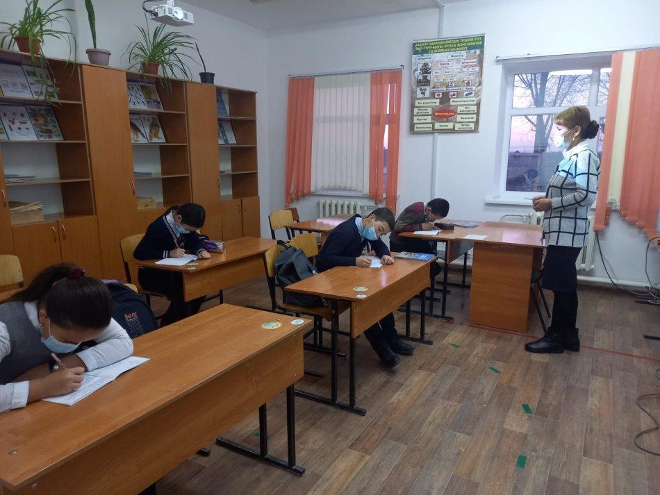 Шағалалы негізгі мектебінде "Психологиялық кеңес беру " айлығы жоспары бойынша атқарылуда." Мен өз отбасыммен бақыттымын " тақырыбында 6 - 7 сыныптар арасында эссе жазылды.